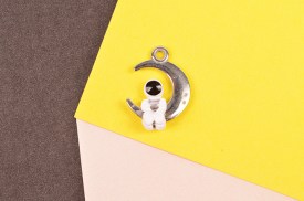 Dije astronauta en la luna (1).jpg